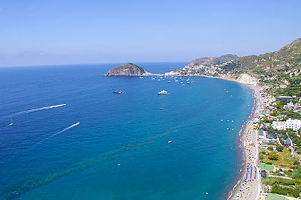 Veduta della spiaggia più grande dell'Isola: la spiaggia dei Maronti. Sullo sfondo il borgo di Sant'Angelo